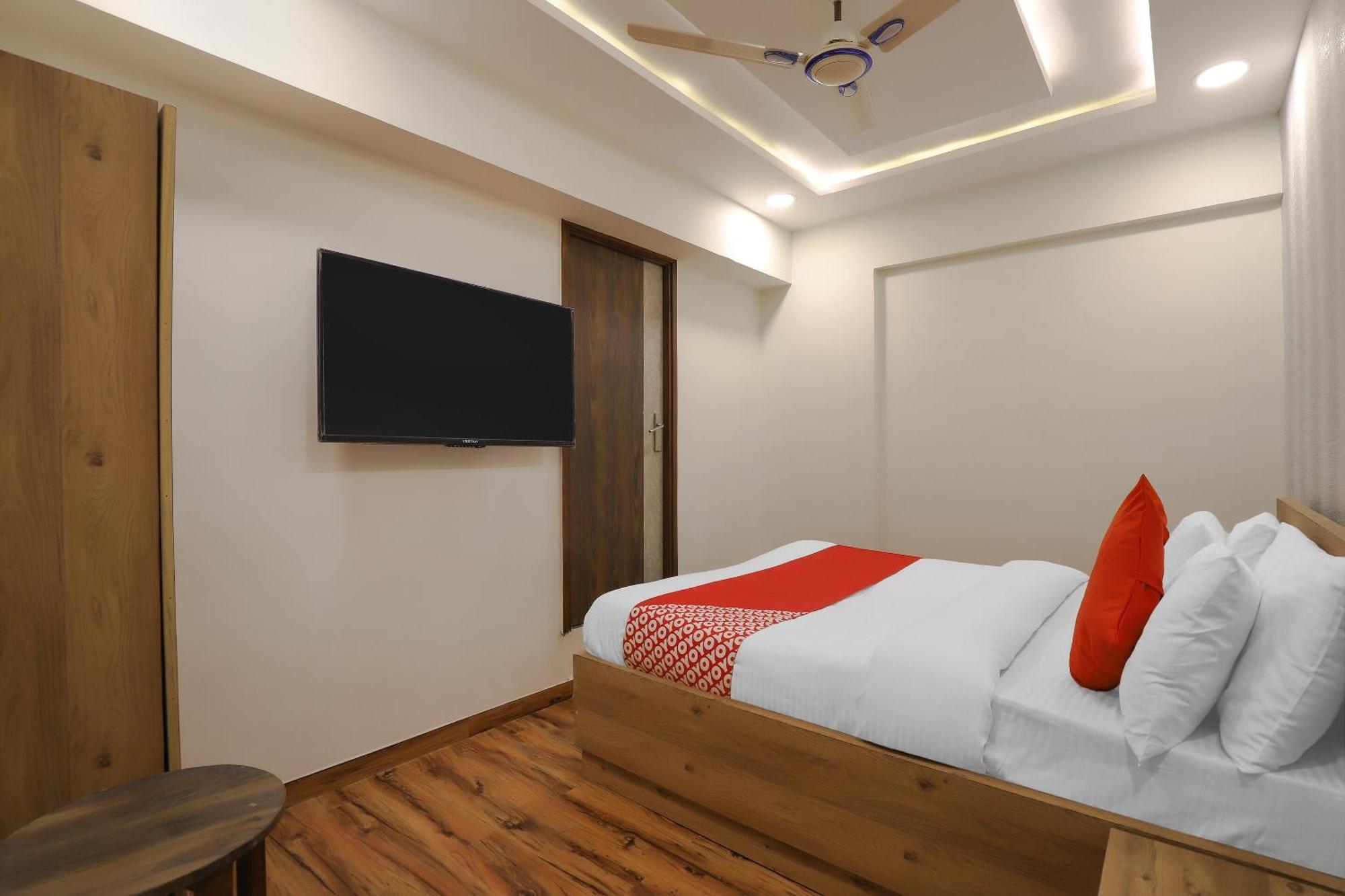 Oyo Hotel Shree Niwas Ahmedabad Exterior foto